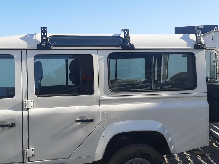 ŁAPA Bagażnika 220mm Land Rover Defender 90/110.jpg