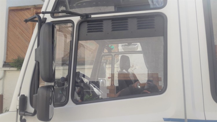Kratki wentylacyjne Mercedes Vario ( 2szt / komplet ).jpg